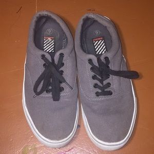 Grey skateboard shoes.